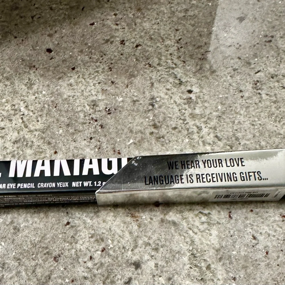 A soft, smoothly gliding waterproof‎ long wearing eyeliner.pencil